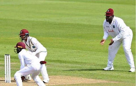 സ്ലിപ്പില്‍ 140 കിലോ ഭാരക്കാരന്റെ തകര്‍പ്പന്‍ ഫീല്‍ഡിങ്; ബേണ്‍സിനെ പുറത്താക്കിയ ക്യാച്ചിന് കയ്യടി