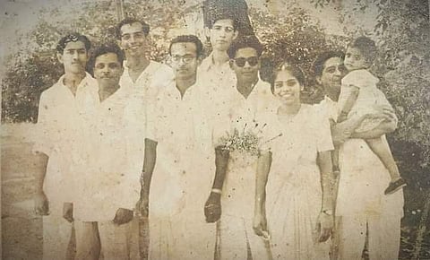 ഡൽഹിയിൽ നിന്നെത്തിയ ഇസ്ഹാക്കിനും (വലത്തുനിന്ന് മൂന്നാമത്) പത്മാവതിക്കും സുഹൃത്തുക്കൾ നൽകിയ സ്വീകരണം