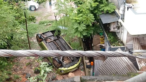 കൊച്ചിയില്‍ റോഡ് തകര്‍ന്നു, പാര്‍ക് ചെയ്തിരുന്ന കാറുകള്‍ പത്തടി താഴ്ചയിലേക്ക് മറിഞ്ഞു