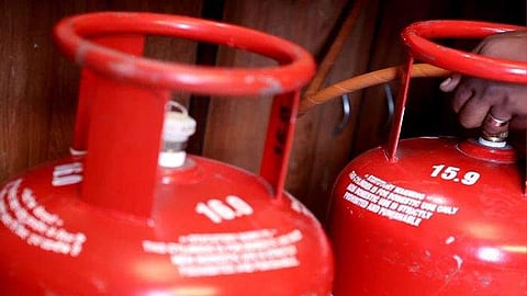 ഗ്യാസ് സിലിണ്ടര്‍ തുരന്ന് മദ്യക്കുപ്പികള്‍ നിറച്ചു; എക്‌സൈസ് പിടിച്ചെടുത്ത് 61 കുപ്പികള്‍