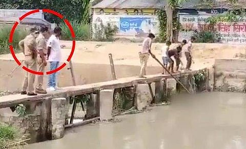 കനാലില്‍ വീണ അജ്ഞാത മൃതദേഹം കുട്ടികളെ കൊണ്ടു എടുപ്പിച്ചു; മേല്‍നോട്ടം പൊലീസ്; വിവാദം (വീഡിയോ)