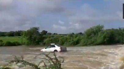 പുഴയില്‍ വെള്ളം പൊങ്ങി, പാലത്തിലൂടെ സഞ്ചരിച്ച കാര്‍ ഒലിച്ചുപോയി (വിഡിയോ)