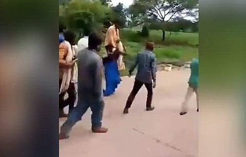 ഭാര്യയ്ക്ക് പരപുരുഷബന്ധം; ഭര്‍ത്താവിനെ തോളിലേറ്റി നടത്തിച്ചത് മണിക്കൂറുകള്‍, മര്‍ദ്ദനം, വിചിത്ര ശിക്ഷയ്ക്ക് പിന്തുണയുമായി നാട്ടുകാര്‍ (വിഡിയോ)