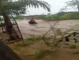 പ്രളയജലം നോക്കാതെ ബൈക്ക് മുന്നോട്ടെടുത്തു, യാത്രികന്‍ ഒഴുക്കില്‍പ്പെട്ട് ഒലിച്ചുപോയി (വീഡിയോ)