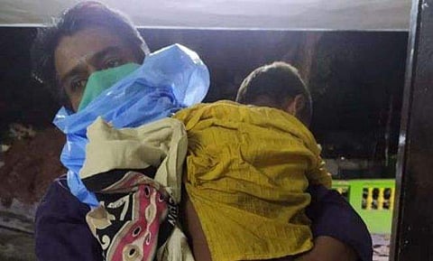 കോവിഡ് പേടിയിൽ കുഞ്ഞിനെ തൊടാതെ നാട്ടുകാർ, നാടോടി ബാലികയെ ചേർത്തണച്ച് തഹസിൽദാർ; വൈറൽ