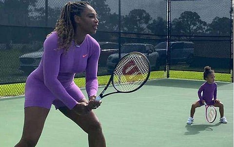 സെറീനക്ക് ഇനി വീനസിന്റെ കൂട്ടുവേണ്ട, കുട്ടിക്കുരുന്ന് റാക്കറ്റെടുത്ത് കോര്‍ട്ടില്‍ കാലുറപ്പിച്ച് കഴിഞ്ഞു