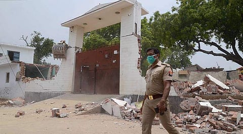 വികാസ് ദുബെയുടെ വീട് പൊലീസ് ഇടിച്ചുനിരത്തിയപ്പോള്‍/ചിത്രം: പിടിഐ