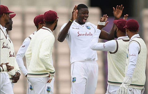 എറിഞ്ഞിട്ട് ഹോൾഡറും ​ഗബ്രിയേലും 'പങ്കിട്ടു'; പത്ത് ഇം​ഗ്ലീഷ് വിക്കറ്റുകൾ