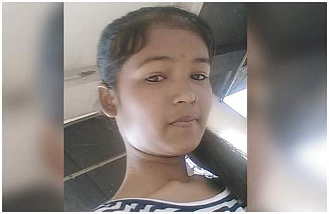 നടപ്പാതയിലെ ജീവിതം; തെരുവ് വിളക്ക് വെട്ടത്തിലെ പഠനം; മിന്നുന്ന പത്താംക്ലാസ് വിജയം ഈ പെൺകുട്ടിക്ക് നൽകിയത് പുതിയ ഫ്ലാറ്റ്