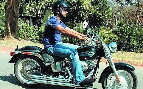 ഫാം ഹൗസിന് മുന്‍പില്‍ നിലയുറപ്പിച്ച് ആരാധകര്‍; ബൈക്കില്‍ പാഞ്ഞെത്തി, കൈവീശി കാണിച്ച് ധോനി