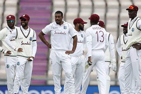 87/5, കോവിഡ് കാലത്തെ ക്രിക്കറ്റ് ബാറ്റ്‌സ്മാന്മാര്‍ക്കുള്ളതെന്ന് പറഞ്ഞവര്‍ക്ക് വിന്‍ഡിസ് പേസര്‍മാരുടെ മറുപടി; ഇംഗ്ലണ്ട് തകരുന്നു