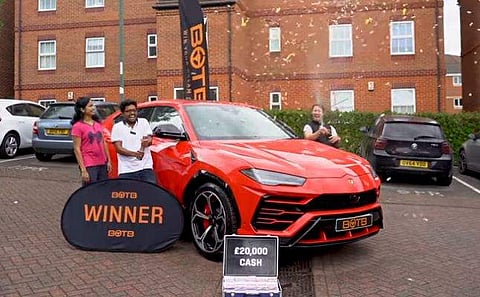 അദൃശ്യമായ പന്ത് കണ്ടെത്തി, മലയാളി ദമ്പതികള്‍ക്ക് സ്വപ്‌നഭാഗ്യം; 1.83 കോടിയുടെ ലാംബോര്‍ഗിനി സ്വന്തം (വീഡിയോ)