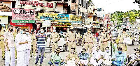 എംഎൽഎ കോവിഡ് മാനദണ്ഡങ്ങൾ ലംഘിച്ചെന്നാരോപിച്ച് മാസ്ക് പോലുമില്ലാതെ പ്രതിഷേധം; യൂത്ത് കോൺ​ഗ്രസുകാർക്കെതിരെ അതേ കുറ്റത്തിന് കേസ്