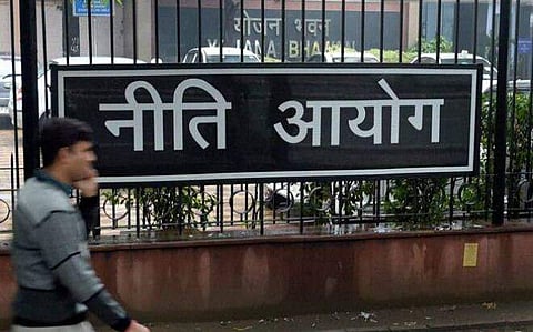 മൂന്ന് പൊതുമേഖലാ ബാങ്കുകൾ സ്വകാര്യവത്കരിക്കാൻ നീതി ആയോ​ഗ് ശുപാർശ; നീക്കം പൊതുമേഖലാ ബാങ്കുകൾ അഞ്ചിലേക്ക് ചുരുക്കുന്നതിന്റെ ഭാ​ഗമായി