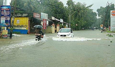 മഴയുടെ ശക്തി കുറയുന്നു ; നാളെ മൂന്നിടത്ത് മാത്രം യെല്ലോ അലര്‍ട്ട്