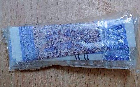 'കോടി രൂപ മൂല്യമുള്ള 100 രൂപ നോട്ട് ! ; ഇങ്ങനെയും മനസുകൾ ഉള്ളപ്പോൾ നമുക്ക് തോൽക്കാനാകുമോ? ' 