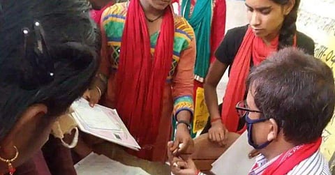 സര്‍ട്ടിഫിക്കറ്റ് നല്‍കുന്നതിനിടെ വിദ്യാര്‍ഥികളില്‍ നിന്ന് കൈക്കൂലി വാങ്ങി ഹെഡ്മാസ്റ്റര്‍ (വീഡിയോ)