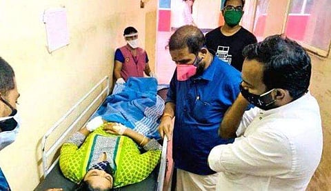 വനിതാ വില്ലേജ് ഓഫീസര്‍ കൈഞരമ്പ് മുറിച്ച സംഭവം; പഞ്ചായത്ത് പ്രസിഡന്റ് ഉള്‍പ്പെടെ എട്ടുപേര്‍ക്കെതിരെ ജാമ്യമില്ലാ കുറ്റം