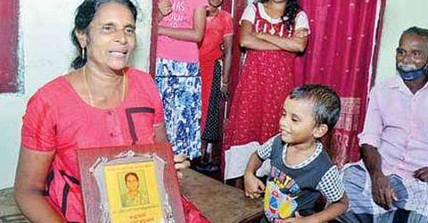 പൊലീസ് നൽകിയ ഉപഹാരവുമായി മേരി