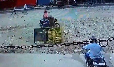 വഴിയോര കച്ചവടക്കാരന്റെ ഉന്തുവണ്ടി മറിച്ചിട്ടു, സാധനങ്ങള്‍ വലിച്ചെറിഞ്ഞു; എസ്‌ഐയുടെ ക്രൂരത, സസ്‌പെന്‍ഷന്‍ (വീഡിയോ)