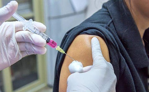 മരുന്ന് കുത്തിവച്ചയാൾക്ക് അജ്ഞാത രോഗം;  ഓക്സ്ഫഡ് കോവിഡ് വാക്സിൻ പരീക്ഷണം നിർത്തിവച്ചു