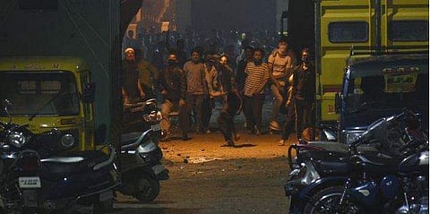 ബംഗലൂരു സംഘര്‍ഷം : പൊലീസ് വെടിവെയ്പില്‍ മരണം മൂന്നായി ; ഫെയ്‌സ്ബുക്ക് അക്കൗണ്ട് ഹാക്ക് ചെയ്യപ്പെട്ടു എന്ന് എംഎല്‍എയുടെ ബന്ധു ( വീഡിയോ)