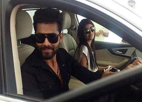 മാസ്ക് ധരിക്കാതെ യാത്ര, തടഞ്ഞ വനിതാ പൊലീസുമായി 'കൊമ്പുകോർത്ത്' ജഡേജയും ഭാര്യയും; വിവാദം