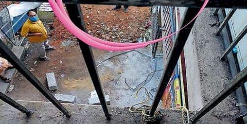 അച്ഛന്റെ ഓര്‍മ്മപ്പെടുത്തല്‍ ഫലം കണ്ടില്ല, ഗ്രില്ല് മുറിച്ചുമാറ്റിയ വിടവിലൂടെ വീണ് ദുരന്തം, സ്ഥാപന ഉടമ മരിച്ചു