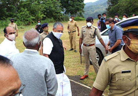മുഖ്യമന്ത്രിയും ഗവര്‍ണറും ആനച്ചാലിലെത്തി ; സ്ഥിതിഗതികള്‍ വിലയിരുത്താന്‍ പെട്ടിമുടിയിലേക്ക് ( ചിത്രങ്ങള്‍)