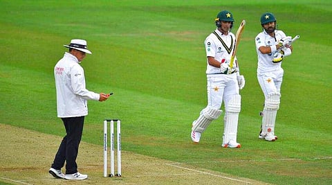 സ്മാര്‍ട്ട് വാച്ച് ധരിച്ച് അമ്പയര്‍ ഗ്രൗണ്ടില്‍, പിന്നാലെ സ്വയം അഴിമതി വിരുദ്ധ വിഭാഗത്തെ അറിയിച്ച് റിച്ചാര്‍ഡ്