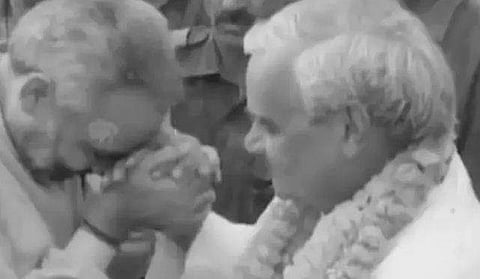 'വാജ്‌പേയിയുടെ ത്യാഗം രാജ്യം ഒരിക്കലും മറക്കില്ല'; മുന്‍ പ്രധാനമന്ത്രിയുടെ അപൂര്‍വ്വ ചിത്രങ്ങള്‍ പങ്കുവെച്ച് മോദി (വീഡിയോ)