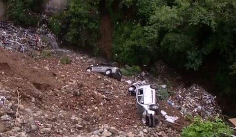 കനത്തമഴയില്‍ റോഡിന്റെ ഒരു ഭാഗം ഒലിച്ചുപോയി, കാറുകള്‍ കുന്നിന്റെ താഴ്‌വരയില്‍ പതിച്ചു (വീഡിയോ)