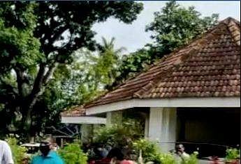 പ്രതിപക്ഷ നേതാവിന്റെ ഔദ്യോഗിക വസതിയിലെ രണ്ട് പൊലീസുകാര്‍ക്ക് കോവിഡ്; 12 പേര്‍ ക്വാറന്റൈനില്‍