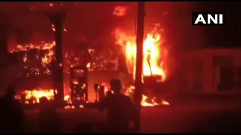 ഇന്ധനം നിറയ്ക്കുന്നതിനിടെ പെട്രോള്‍ പമ്പില്‍ ലോറിയുടെ ടയര്‍ പൊട്ടിത്തെറിച്ചു;  ഒഴിവായത് വന്‍ അപകടം