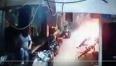 വ്യക്തിവൈരാഗ്യം; പട്ടാപ്പകല്‍ ജ്വല്ലറി ഉടമയെ ജീവനോടെ കത്തിച്ചു; വീഡിയോ