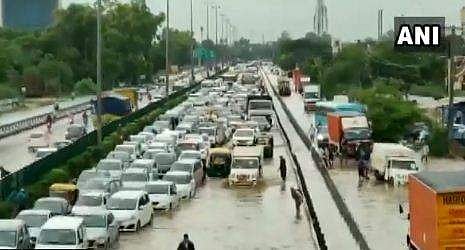 ഡല്‍ഹിയില്‍ കനത്തമഴ, താഴ്ന്ന പ്രദേശങ്ങളില്‍ വെളളം കയറി; വാഹന ഗതാഗതം സ്തംഭിച്ചു ( വീഡിയോ) 
