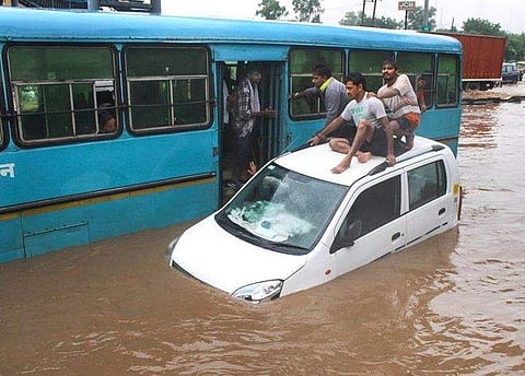 മേല്‍ക്കൂര ഇടിഞ്ഞുവീണു, വീടുകളില്‍ വെളളം കയറി, റോഡില്‍ ഗതാഗതക്കുരുക്ക്; ഡല്‍ഹിയില്‍ റെക്കോര്‍ഡ് മഴ, പുറത്തിറങ്ങരുതെന്ന് ഗുരുഗ്രാം പൊലീസ് (വീഡിയോ)