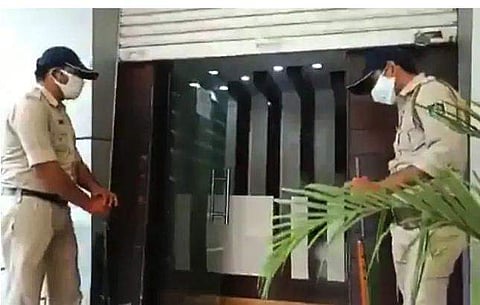 കോവിഡ് സംഘം എന്ന് പരിചയപ്പെടുത്തി, ക്രിക്കറ്റ് ഗ്രൗണ്ട് ഉള്‍പ്പെടെ കോടികളുടെ കണക്കില്‍പ്പെടാത്ത വസ്തുവകകളുടെ രേഖകള്‍ പിടിച്ചെടുത്തു; വ്യാപക റെയ്ഡ് 