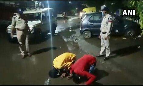 മുട്ടുകുത്തി നനഞ്ഞ റോഡില്‍ തലതാഴ്ത്തി മാപ്പു ചോദിച്ചു, ശല്യക്കാരായ പ്രതികളെ കൊണ്ട് ഏത്തമിടീച്ചു; കൈയടിയോടെ നാട്ടുകാര്‍ ( വീഡിയോ)