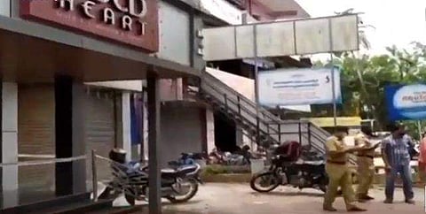 തൃശൂരില്‍ വന്‍ കവര്‍ച്ച, ജ്വല്ലറിയുടെ ഭിത്തി തുരന്നു, ലോക്കര്‍ തകര്‍ത്ത് ഒന്നേ മുക്കാല്‍ കോടിയുടെ സ്വര്‍ണം കവര്‍ന്നു