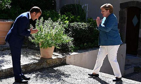 'നമസ്‌തെ' ലോകം കീഴടക്കുന്നു; പരസ്പരം കൈകൂപ്പി സ്വീകരിച്ച് ഫ്രഞ്ച് പ്രസിഡന്റും ജര്‍മന്‍ ചാന്‍സലറും; വീഡിയോ വൈറല്‍