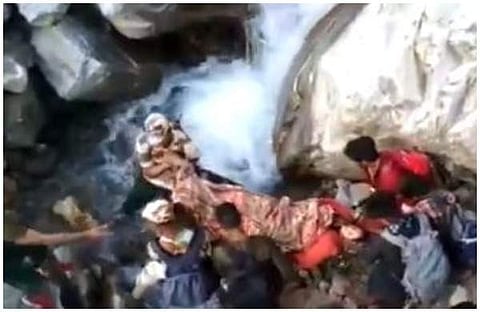 ചെങ്കുത്തായ പാറകള്‍, വെള്ളച്ചാട്ടം, സാഹസികം ഈ രക്ഷപ്പെടുത്തല്‍; അപകടം പറ്റിയ സ്ത്രീയുമായി സൈനികര്‍ നടന്നത് നാല്‍പ്പത് കിലോമീറ്റര്‍ (വീഡിയോ)