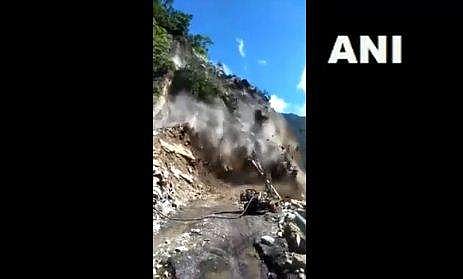 മലയിടിഞ്ഞ് ഹൈവേയില്‍, മണ്ണിടിച്ചിലിന്റെ വീഡിയോ പുറത്ത്