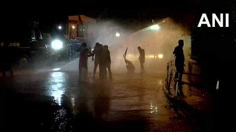 ​സെക്രട്ടേറിയറ്റ് തീപിടിത്തം; സംഘർഷ ഭൂമിയായി തലസ്ഥാന ന​ഗരം; ജല പീരങ്കി പ്രയോ​ഗിച്ചു