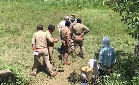 ബലാത്സം​ഗത്തിന് ശേഷം കഴുത്ത് അറുത്തുമാറ്റി; വറ്റിയ കുളത്തിൽ 17 കാരിയുടെ മൃതദേഹം; യുപിയിൽ പത്ത് ദിവസത്തിനിടെ രണ്ടാമത്തെ അരുംകൊല