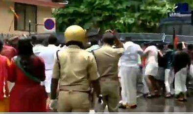 ബിജെപി - യുവമോര്‍ച്ച മാര്‍ച്ചില്‍ സംഘര്‍ഷം;  ജലപീരങ്കി പ്രയോഗിച്ച് പൊലീസ് (വീഡിയോ)