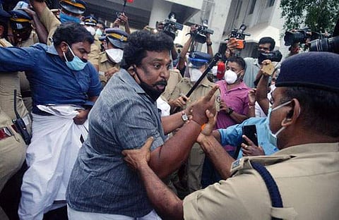 തീപിടിത്തം ഫാനില്‍ നിന്ന്, പ്ലാസ്റ്റിക് ഉരുകി വീണ് കര്‍ട്ടന്‍ കത്തിയെന്ന് പിഡബ്ല്യൂഡി; പ്രതിഷേധക്കാര്‍ക്കെതിരെ കേസ്