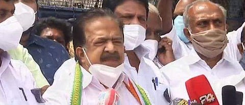 സെന്‍ട്രലൈസ്ഡ് എസിയുള്ള സ്ഥലത്ത് എന്തിനാണ് ഫാന്‍? ;  പഴയ ഫാന്‍ കൊണ്ടുവന്ന് കെട്ടിത്തൂക്കി ; നടന്നത് അട്ടിമറി :  രമേശ് ചെന്നിത്തല