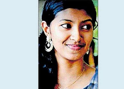 ആഹാരം കഴിക്കുന്നതിനിടെ തൊണ്ടയിൽ കുടുങ്ങി; 23 കാരി ശ്വാസം മുട്ടി മരിച്ചു