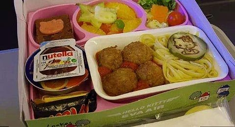 വിമാനത്തില്‍ ഭക്ഷണ വിതരണത്തിന് അനുമതി, വിനോദത്തിന് ഹെഡ് ഫോണ്‍; മാസ്‌ക് ധരിക്കാത്തവര്‍ നോ ഫ്‌ളൈ ലിസ്റ്റില്‍, കൂടുതല്‍ ഇളവുകള്‍